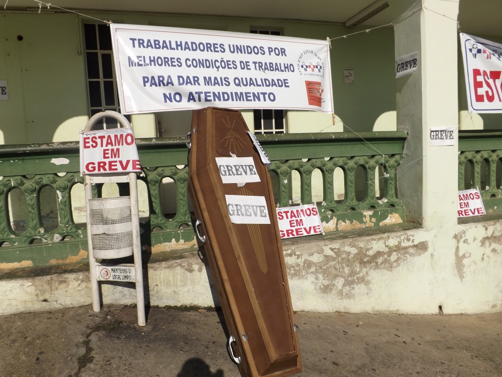 Um caixão, que foi utilizado como protesto por salários atrasados em frente à Santa Casa de Cachoeira Paulista (Foto: Arquivo Atos) 