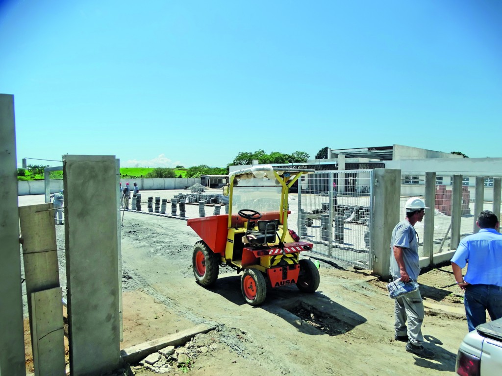 Funcionários trabalham sob sol forte em obra para a construção do Centro Especializado de Reabilitação (Foto: Francisco Assis)