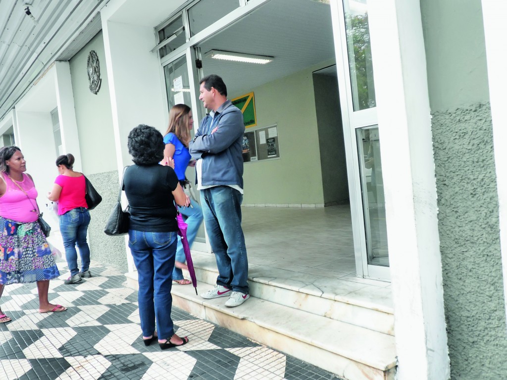 Servidores preocupados com a situação cada vez mais caótica na Prefeitura de Cruzeiro; salários e benefícios atrasados levam a ação judicial (Foto: Maria Fernanda Rezende) 