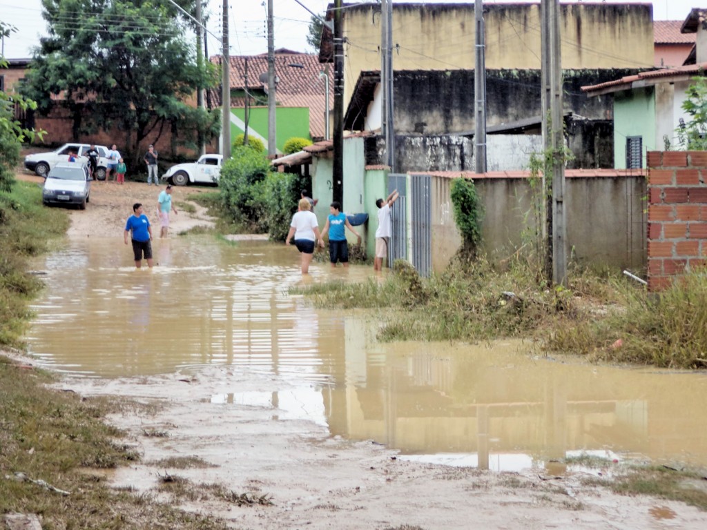 Enchente em Guaratinguetá gerou perdas a moradores em 2014; região é rastreada pela Defesa Civil para evitar novas catástrofes (Foto: Arquivo Atos)