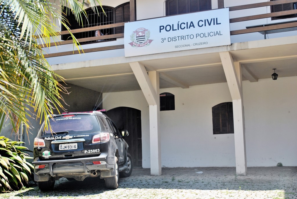 A entrada do 3º DP de Cruzeiro; na janela, a médica Dra. Vitória Costa acompanhou o desenrolar da situação na manhã desta sexta-feira (Foto: Andreah Martins)