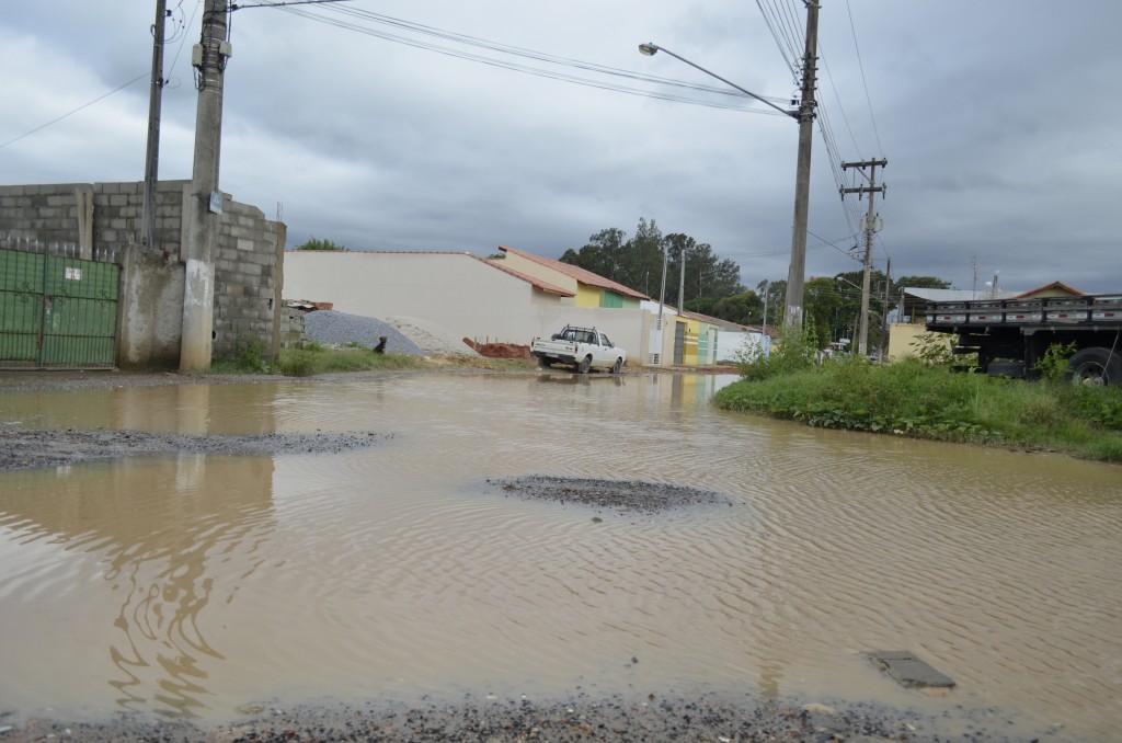 Rua tomada pela água após chuva que castigou a Vila Bela (Foto: Leandro Oliveira)