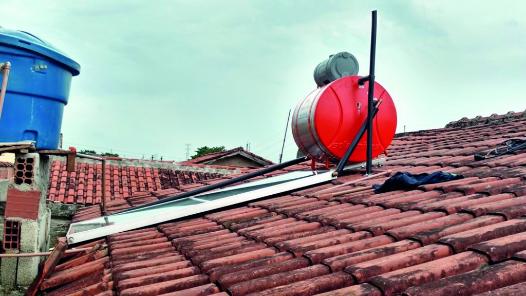 Painel solar sobre casa em Roseira; sistema tenta reduzir gastos com a conta em bairros da cidade (Foto: Divulgação)
