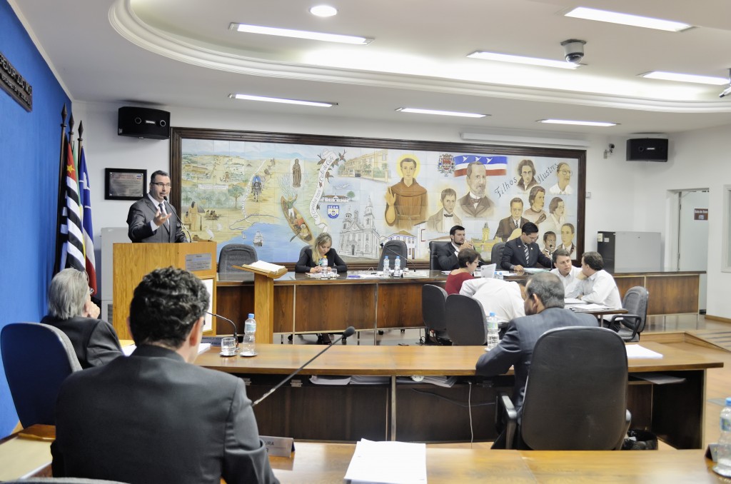 O vereador Orville Teixeira fala durante sessão que acabou no arquivamento de Plano Diretor em Guará (Foto: Leandro Oliveira)