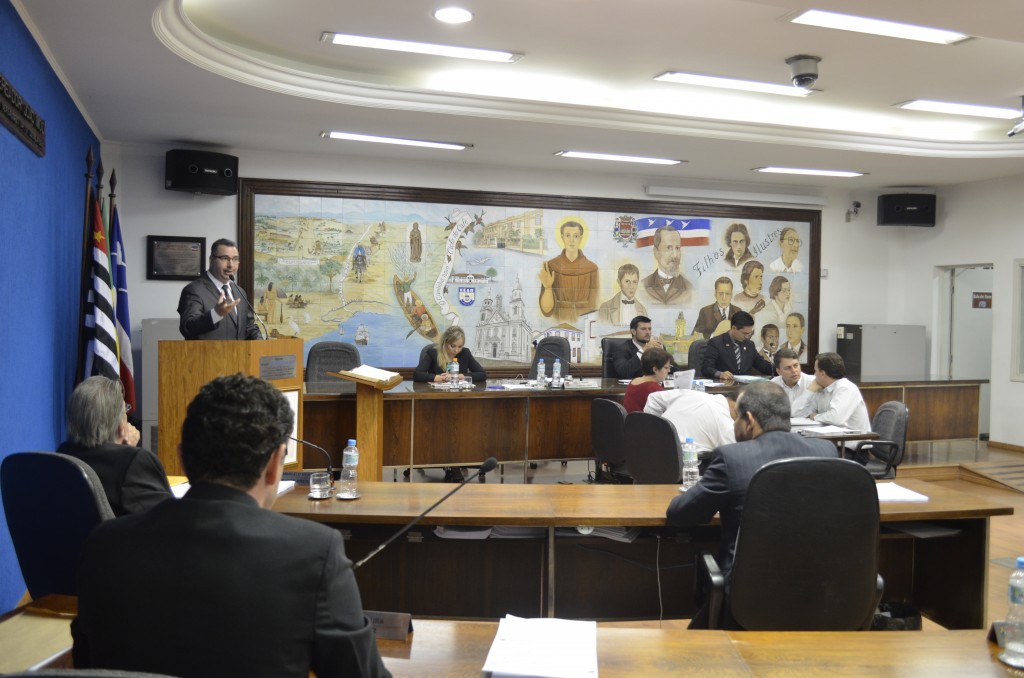 Sessão da Câmara de Guaratinguetá, que aprovou as contas de 2003 do prefeito Francisco Carlos (Foto: Leandro Oliveira)