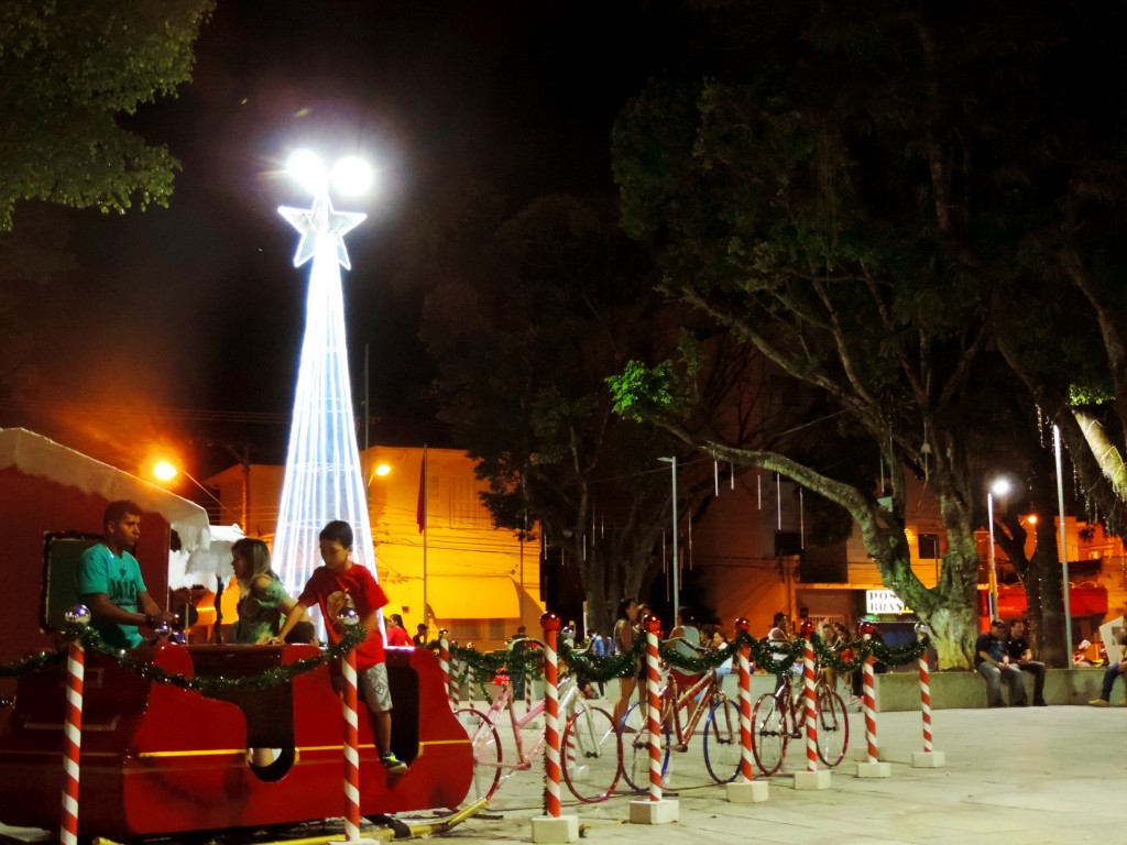 Crianças brincam no trenó do Papai Noel na Praça Arnolfo Azevedo, em Lorena; cidades tentam atrair visitantes (Foto: Rafaela Lourenço)