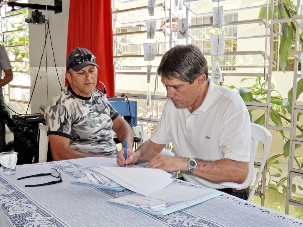 O prefeito Fábio Marcondes assina repasse de verba para entidades assistenciais de Lorena; auxílio financeiro atenderá 13 instituições (Foto: Lucas Barbosa)