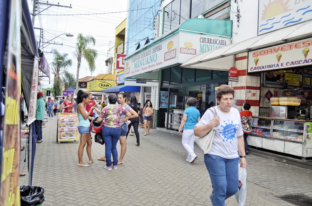 Comércio no Centro de Guaratinguetá; projeto aprovado na Câmara quer destinar alimentos de mercados e restaurantes para entidades sociais (Foto: Leandro Oliveira)