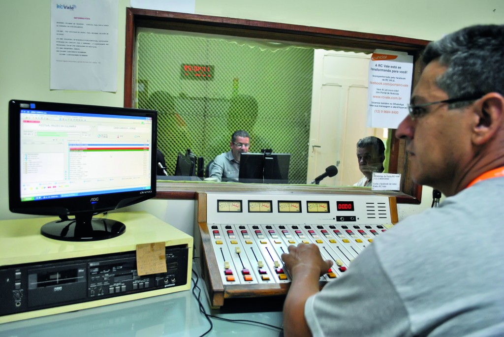 Bastidores da Rádio RC Vale, em Cruzeiro; uma das emissoras AM preparadas para mudança para FM (Foto: Andreah Martins)