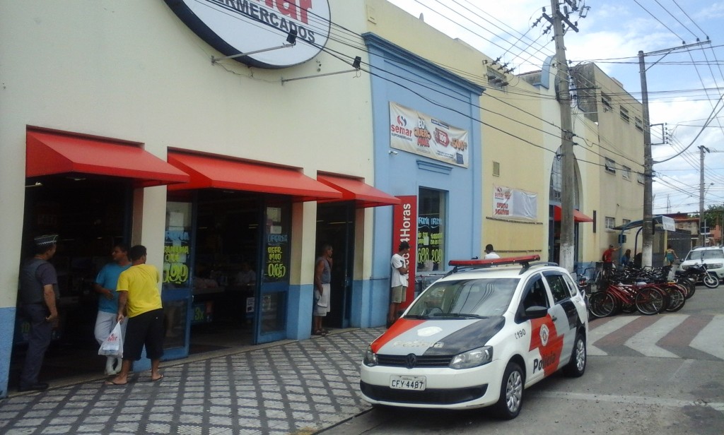 Supermercado em Lorena, que foi alvo de tentativa de assalto; circuito de videomonitoramento deve ajudar na identificação do assaltante (Foto: Thiago Datena)