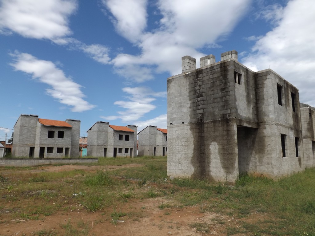 O conjunto habitacional no Vila Rica, que será retomado com novo investimento da Prefeitura (Foto: Lucas Barbosa)