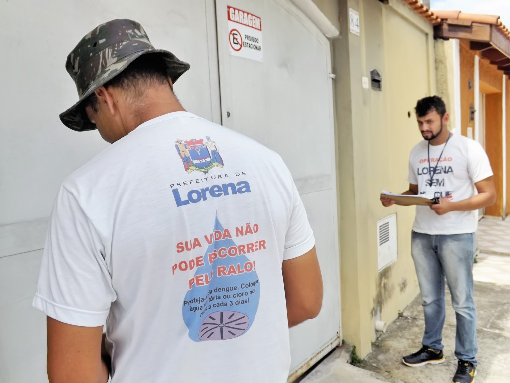 Em ação de combate à dengue, agentes fazem visitas em casas de Lorena; Prefeitura emite aleta contra criminosos que se disfarçam (Foto: Lucas Barbosa)