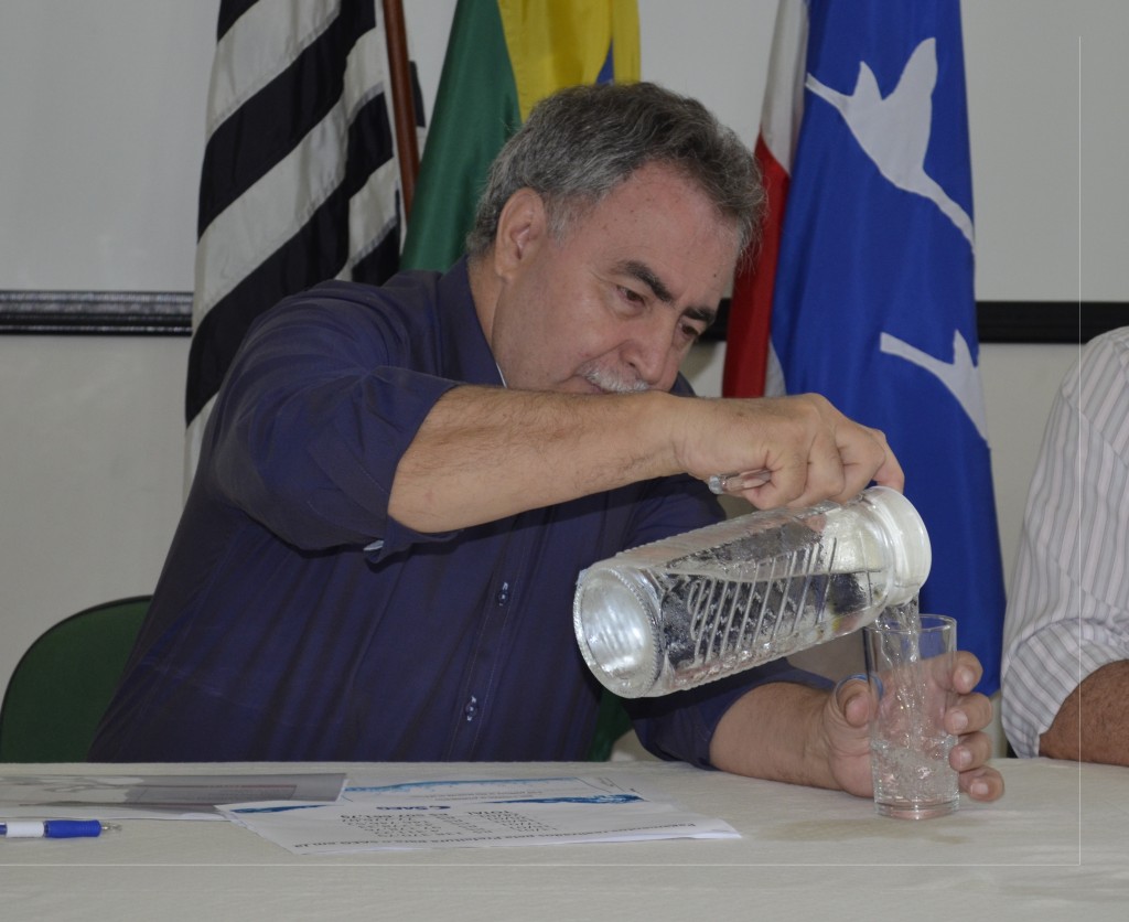 O diretor do Saeg, Miguel Sampaio, durante coletiva que divulgou rombo de R$ 13 milhões nas contas da autarquia (Foto: Leandro Oliveira)