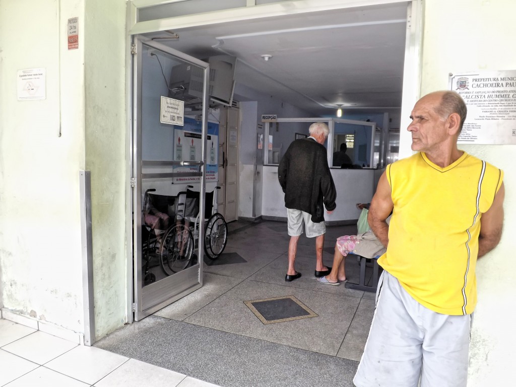 Paciente em frente a entrada principal do Pronto Socorro de Cachoeira Paulista; atendimento na saúde  é foco na crise da cidade (Foto: Arquivo Atos)