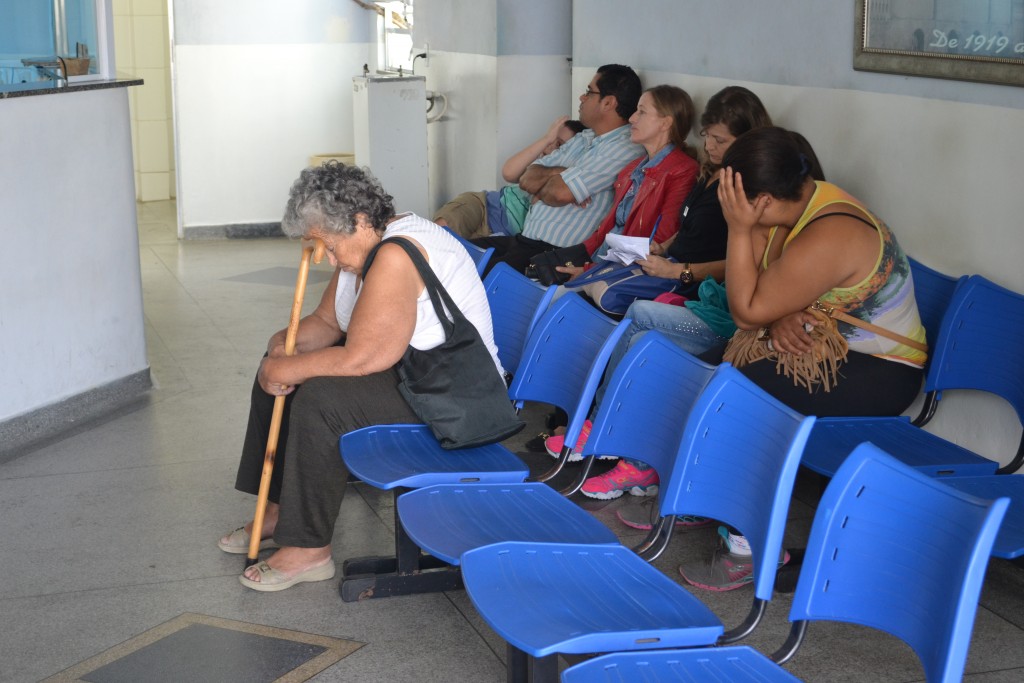 Pacientes aguardam atendimento na Santa Casa de Cachoeira; expectativa para retorno de cirurgias ainda em janeiro (Foto: Arquivo Atos)