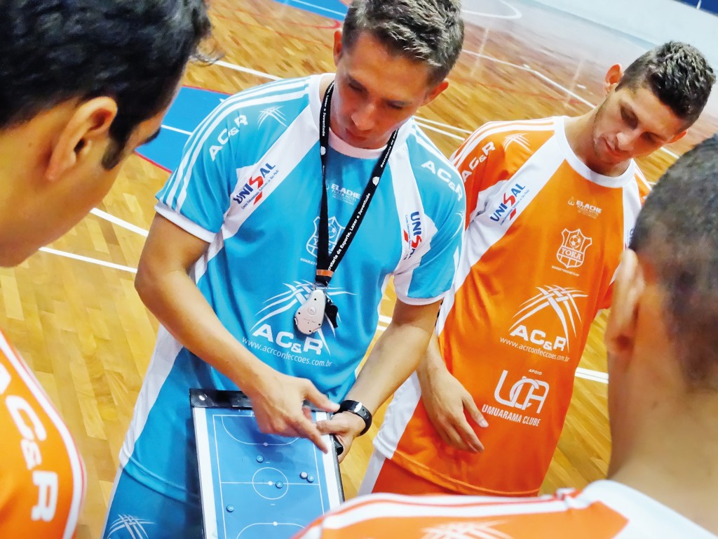 Wesley Szabo passa instruções durante partida em 2016; técnico é um dos remanescentes do time na nova temporada (Foto: Arquivo Atos)