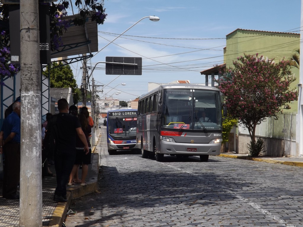 Passageiros aguardam ônibus que liga Lorena à região; reajuste foi suspenso na última terça-feira pelo TJ (Foto: Arquivo Atos)