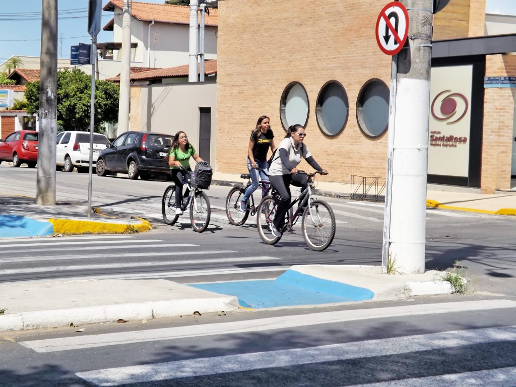 Ciclistas atravessam avenida Peixoto de Castro, que recebe obras para reestruturar acessibilidade (Foto: Lucas Barbosa)