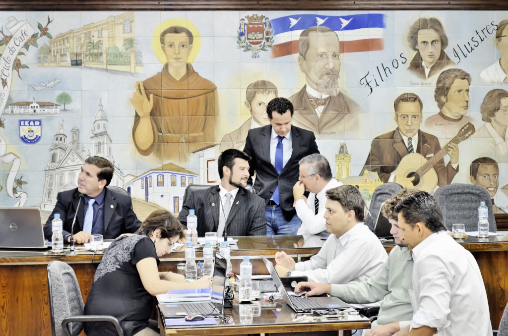 A Mesa Diretora da Câmara de Guaratinguetá, que decidiu pela ampliação do prazo para a convocação dos concursados (Foto: Leandro Oliveira)