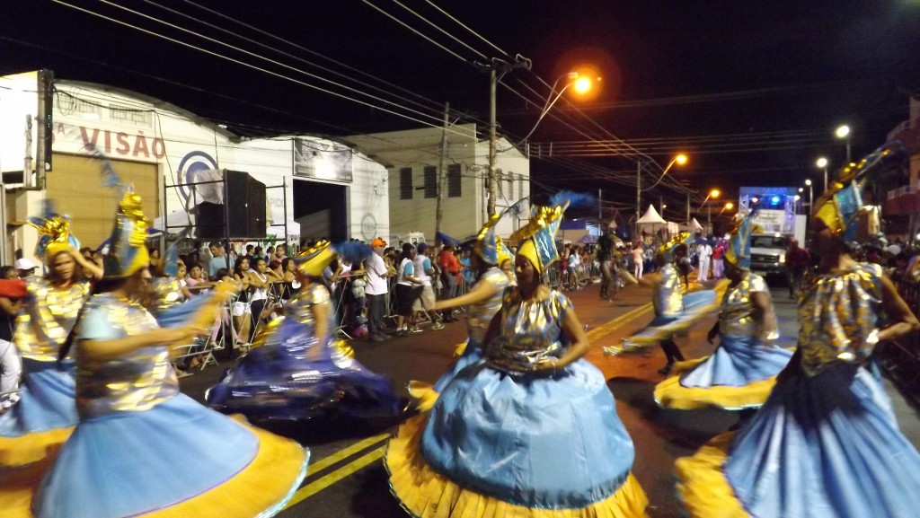 Carnavalescas na avenida Targino Vilela Nunes, em 2015; festa, mais modesta, volta à praça Principal neste ano (Foto: Arquivo Atos)