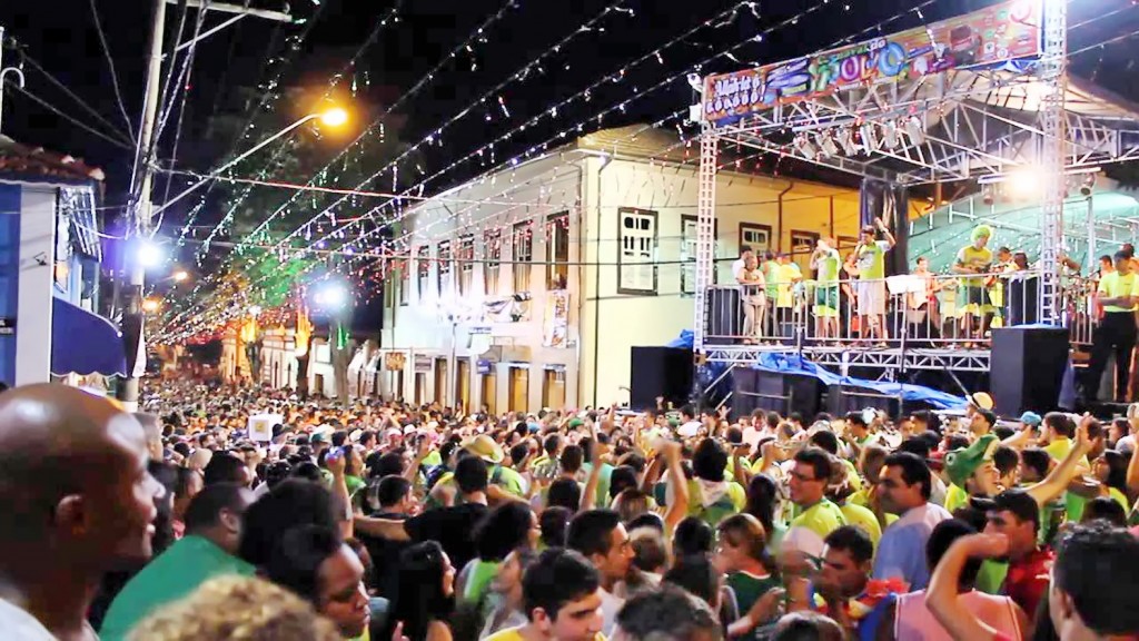 Foliões lotam praça na região central de Cunha; cidade aposta em blocos de São Luiz para atrair público (Foto: Reprodução)