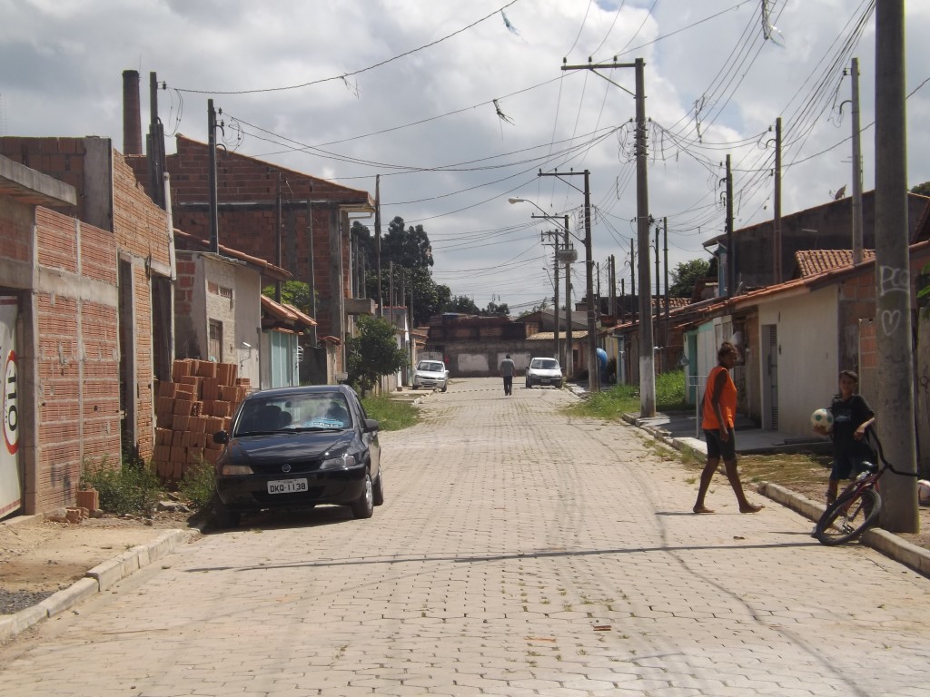 Moradores do Santa Terezinha esperam há anos a documentação das casas do bairro, prometida pela Prefeitura, e melhorias no local (Foto: Lucas Barbosa)