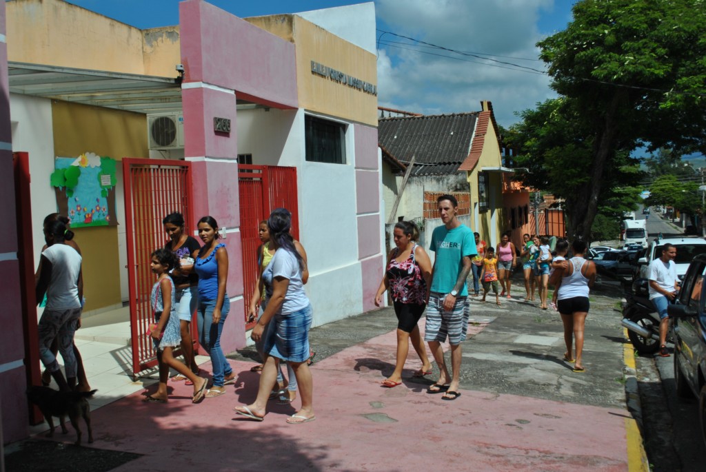 Pais buscam filhos em escola da rede municipal de Cruzeiro; governo qualifica merenda (Foto: Andreah Martins)