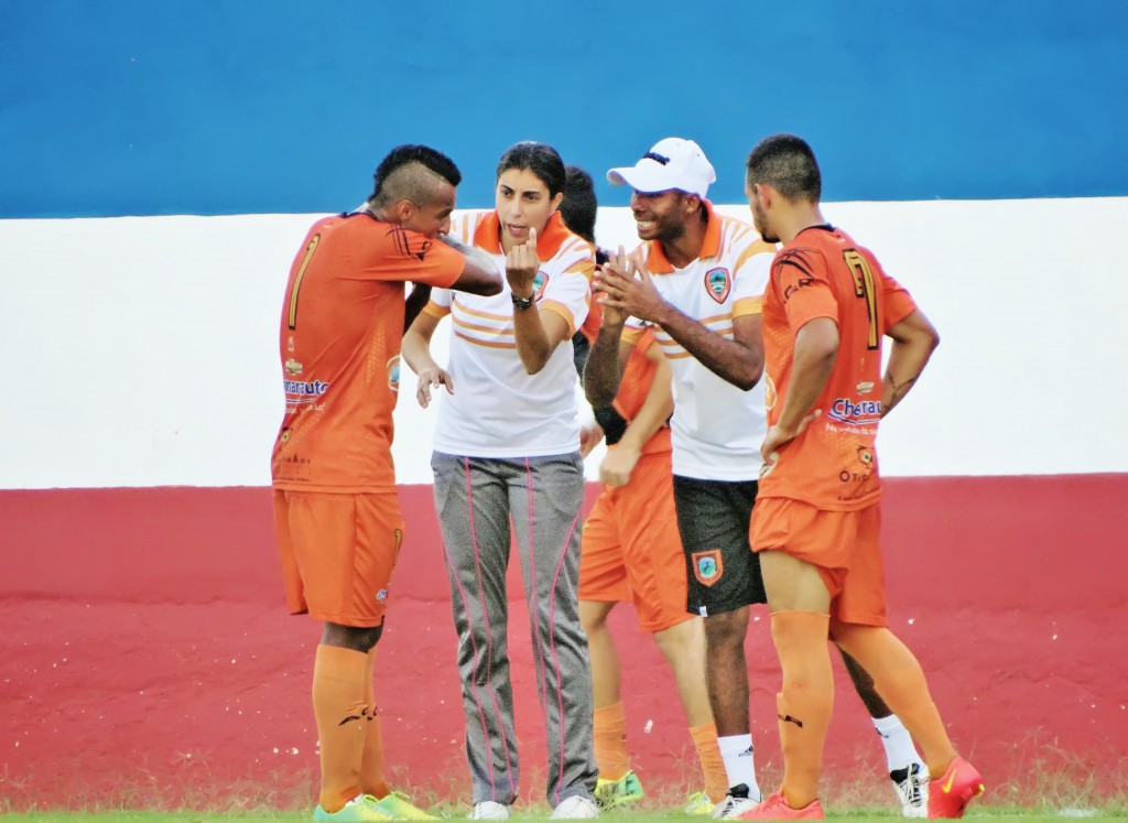 A técnica Nilmara Alves, durante partida do Manthiqueira, no Dario (Foto: Arquivo Atos)