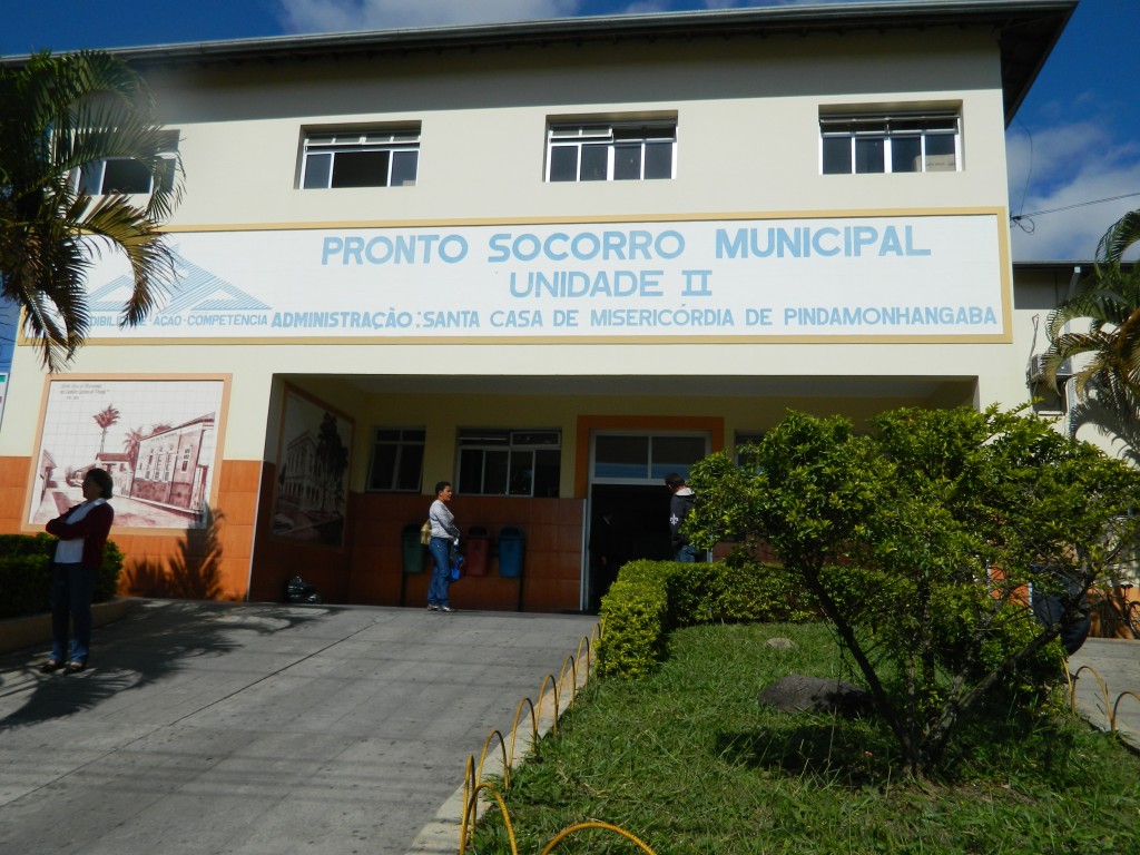 A entrada principal do Pronto Socorro da Santa Casa de Pinda; Prefeitura e hospital prorrogam convênio para atendimento de pacientes (Foto: Arquivo Atos)