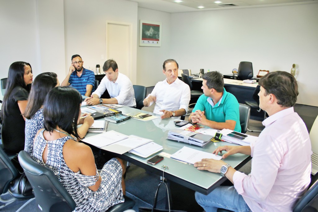 O presidente da FIESP, Paulo Skaf, em reunião com o prefeito Isael Domingues e o secretário de Esporte Everton Chinaqui para a renovação do convênio Sesi 