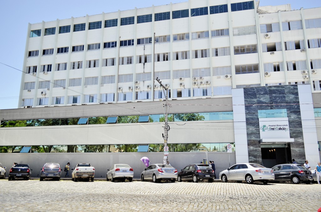 Área para estacionamento em frente ao Hospital Frei Galvão; pacientes pedem o fim das vagas rotativas em áreas próximas ao atendimento (Foto: Leandro Oliveira)