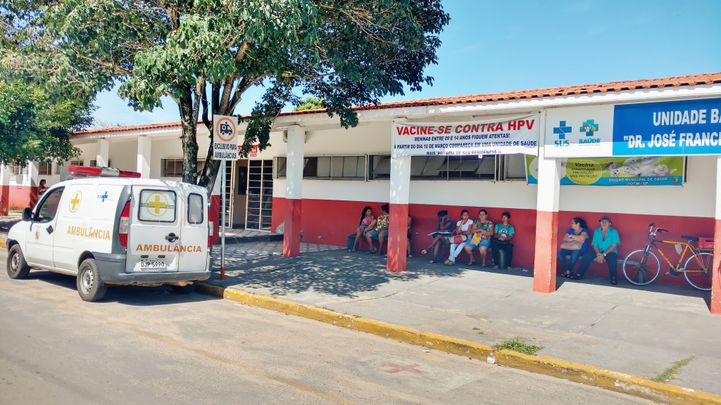 Pacientes aguardam transporte no posto de saúde de Potim; cidade tenta implantar novo sistema (Foto: Rafael Rodrigues)