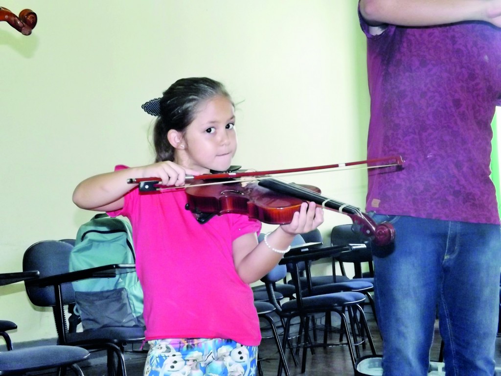 Pequena aluna do Projeto Guri, durante aula de música, na Casa da Cultura em Lorena; cidade busca ampliar programa do Governo do Estado (Foto: Lucas Barbosa)