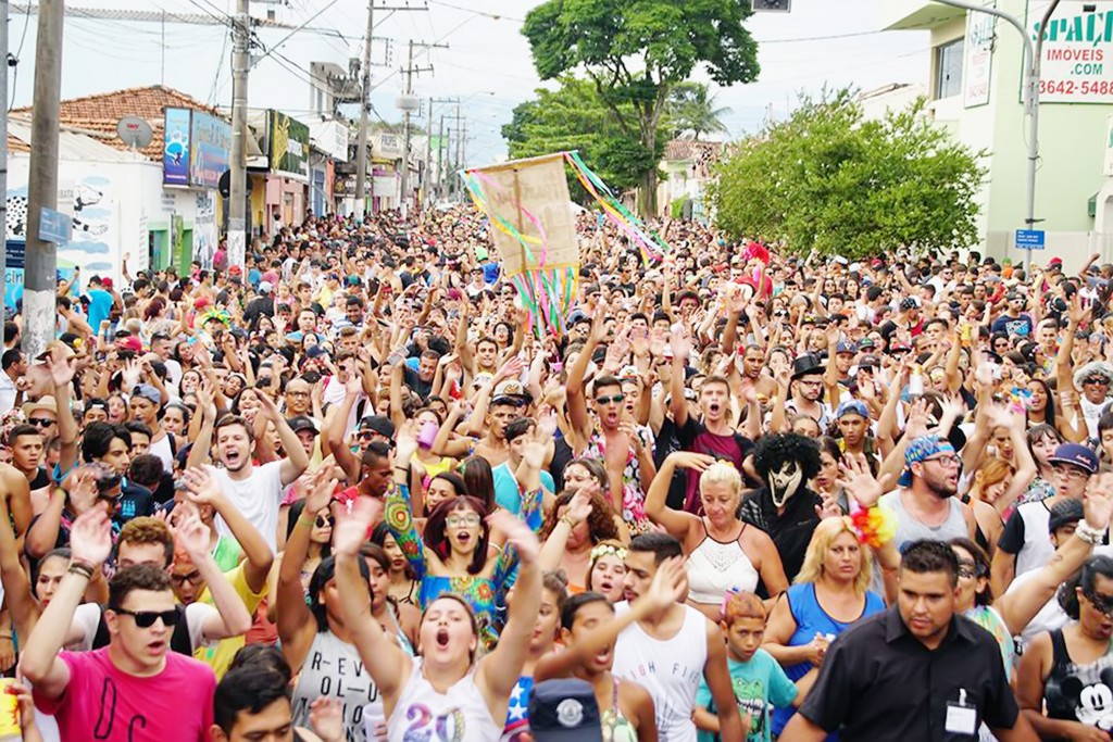 Milhares de pessoas lotaram as ruas de Pinda, em um dos carnavais de maior sucesso na região em 2017 (Foto: Reprodução)