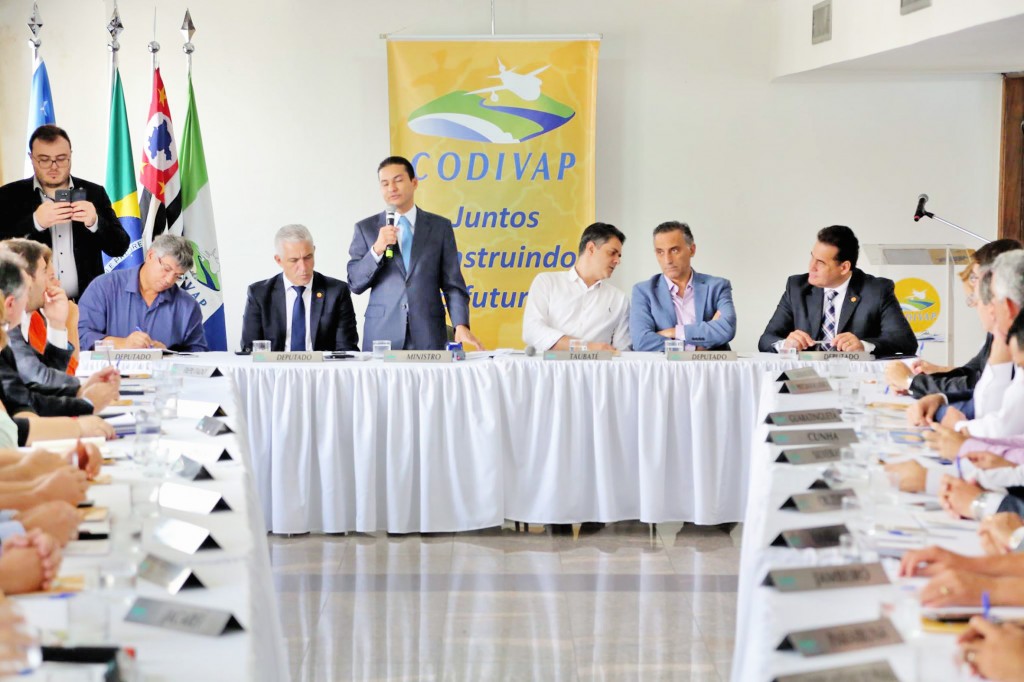 Diretoria do Codivap, eleita na última semana; órgão discute ações políticas para auxiliar melhorias para municípios do Vale do Paraíba (Foto: Reprodução)