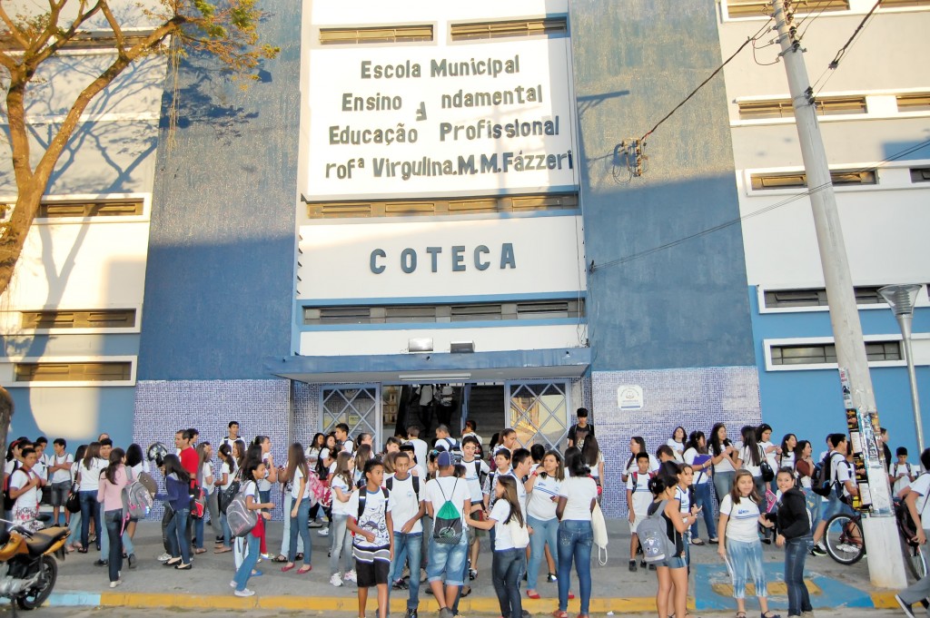 Alunos na saída de escola em Aparecida; concurso para contratação na rede municipal é marcado por acusações de irregularidades em provas (Foto: Arquivo Atos)