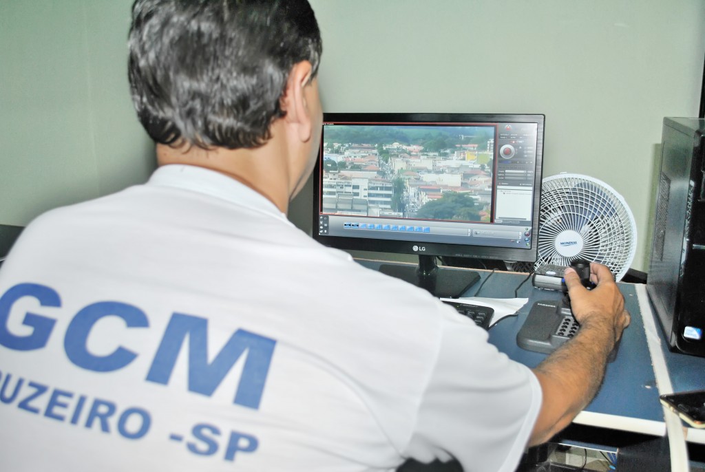 Sala de monitoramento da Guarda de Cruzeiro; câmeras voltam a fazer parte do sistema de segurança (Foto: Andreah Martins)