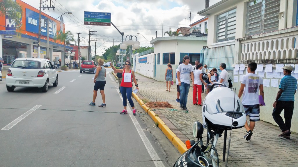 Cansados por falhas no atendimento da Santa Casa, moradores protestam em frente ao hospital; grupo cobra volta de especialidades (Foto: Rafael Rodrigues)