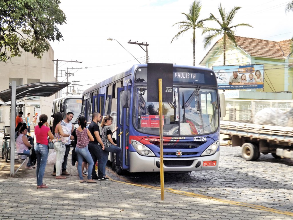 Passageiros embarcam em ônibus que faz a linha Lorena-Cachoeira Paulista; cidade é a mais afetada por ação de assaltantes na estrada (Foto: Lucas Barbosa)