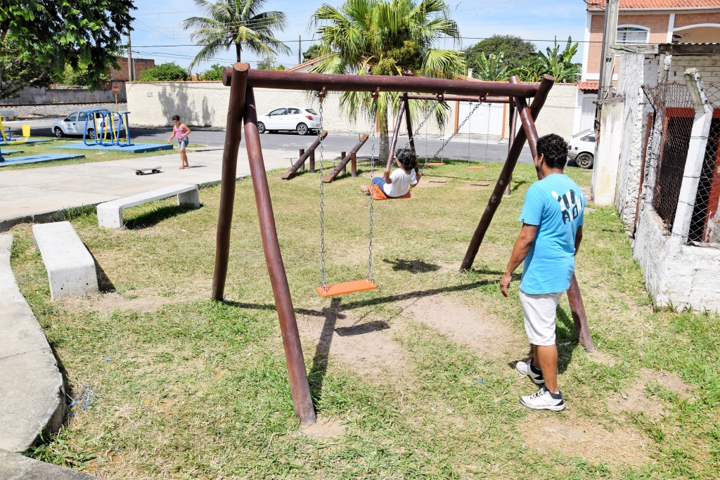 Pai brinca com filho em parque no São Roque, um dos espaços inaugurados em Lorena (Foto: Divulgação PML)