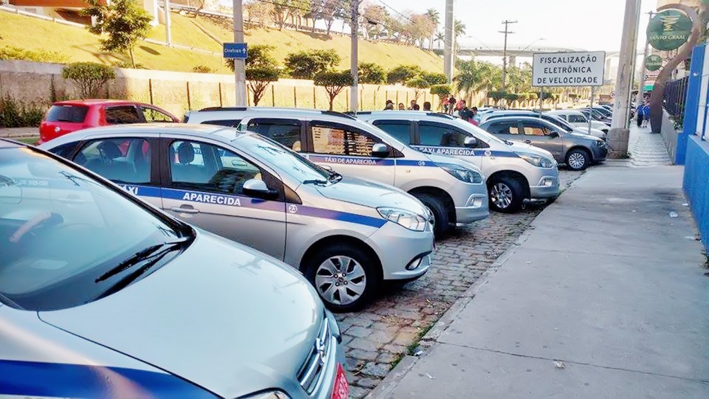 Táxis estacionados em ponto na região central de Aparecida; setor é alvo de polêmica com alvarás (Foto: Arquivo Atos)