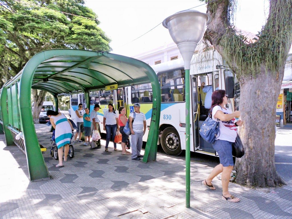 Passageiros esperam por ônibus do Viva Pinda: cidade tenta avançar processo licitatório do transporte (Foto: Arquivo Atos)