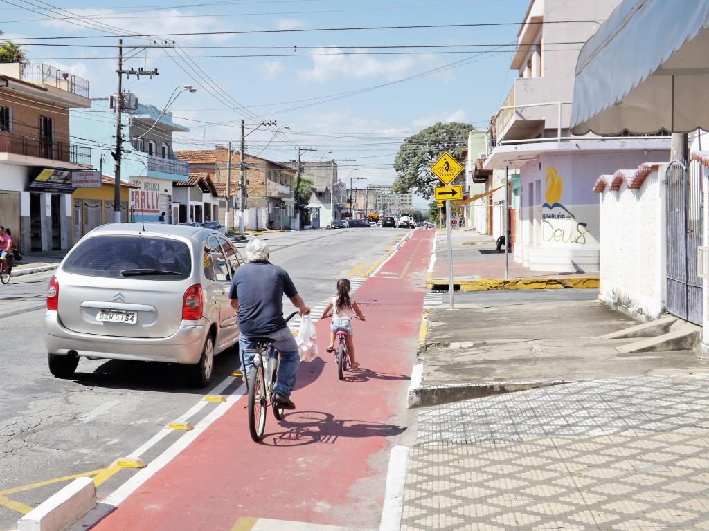 Avô e neta utilizam ciclovia na avenida Targino Vilela Nunes, uma das primeiras a receber o sistema (Foto: Lucas Barbosa)