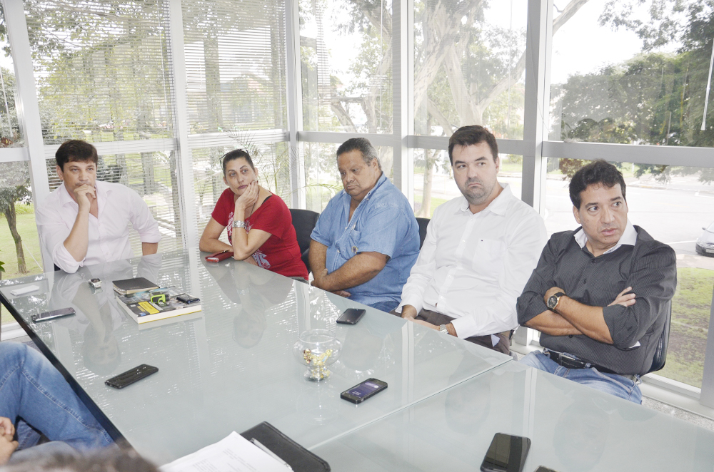 Vereador Roderley Miotto e o prefeito Isael Domingues na mesma mesa com representantes da Saúde municipal em busca de uma solução