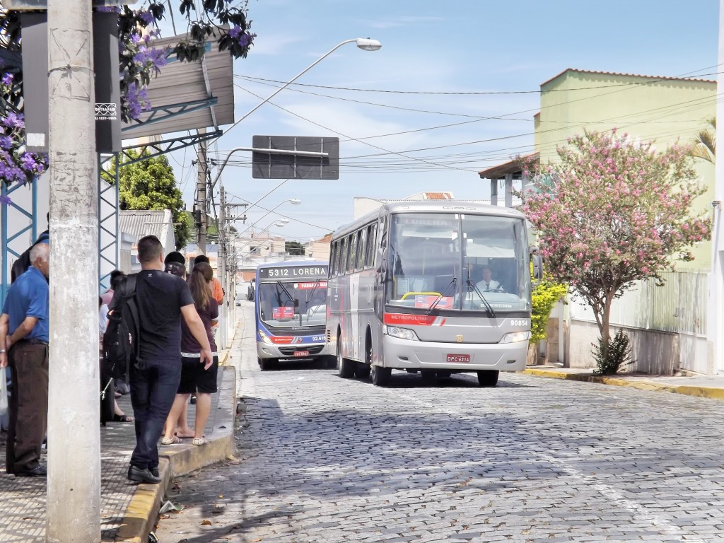 Ponto de ônibus atende passageiros da linha Guaratinguetá-Lorena, que virou alvo de assaltantes; sindicato cobra segurança após crimes (Foto: Lucas Barbosa)