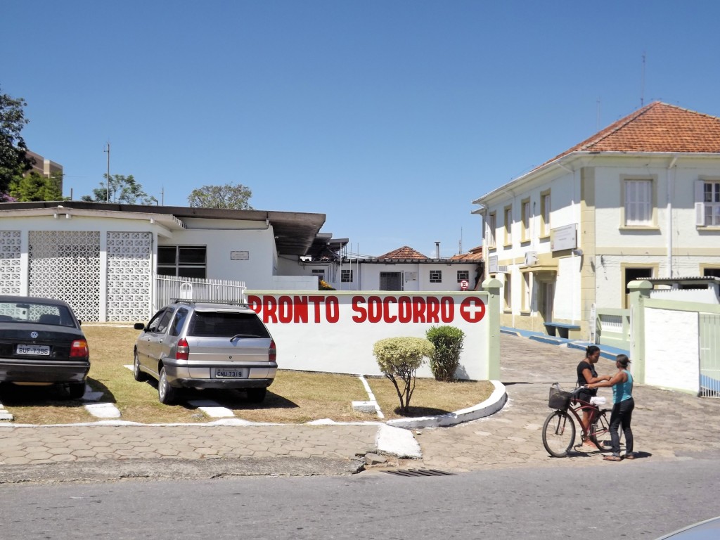 A entrada principal do Pronto Socorro de Cachoeira Paulista; município transfere atendimento para anexo (Foto: Lucas Barbosa)