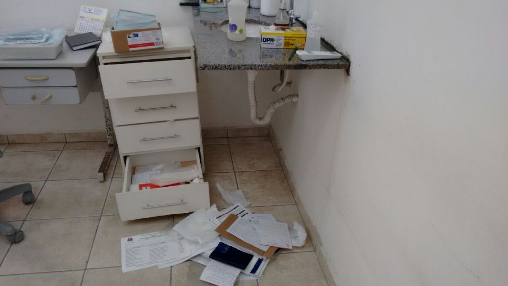 Gavetas arrombadas e documentos espalhados; rastros do crime (Foto: Divulgação)