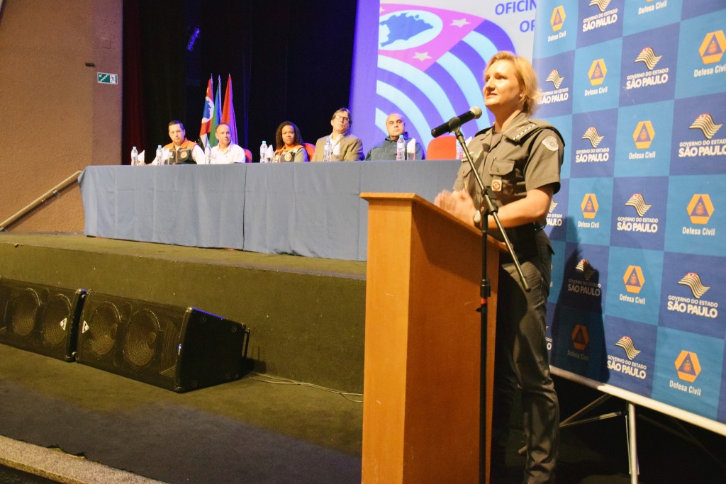 Mesa diretora da reunião de membros da Defesa Civil, Corpo de Bombeiros e Polícia Militar; prefeitos e moradores também participaram (Foto: Lucas Barbosa)