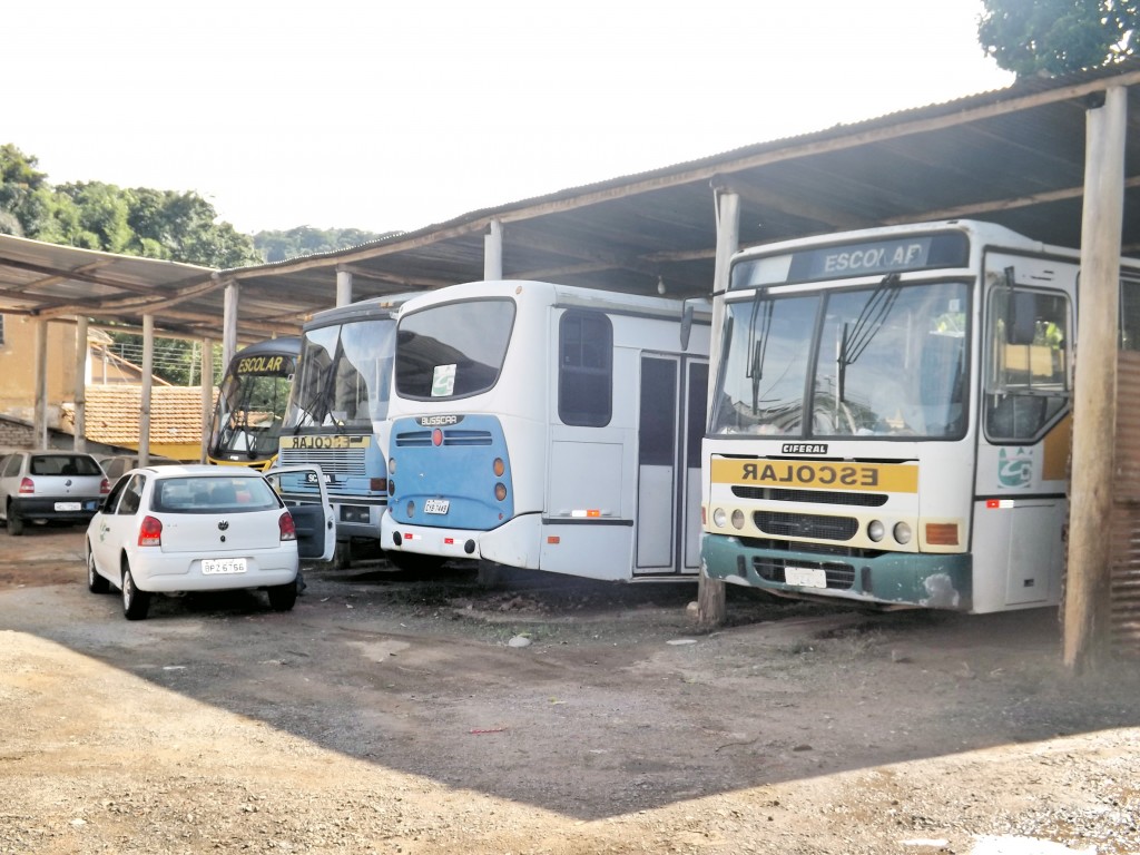 Veículos da Prefeitura de Silveiras parados na garagem municipal; sucateamento foi um dos problemas encontrados no início de janeiro (Foto: Arquivo Atos)