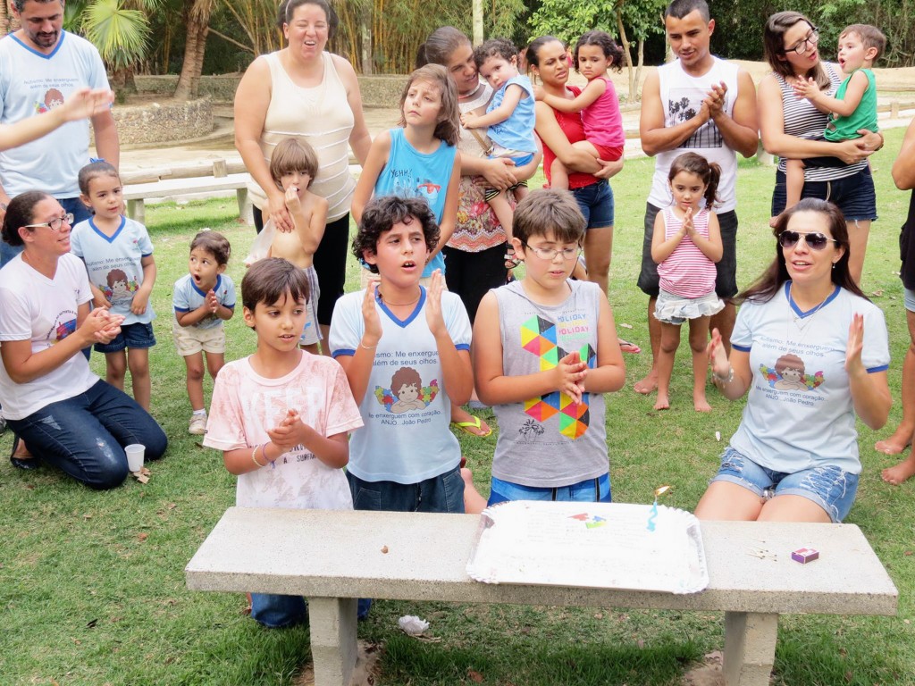Famílias assistidas e membros do projeto Cacau durante comemoração pelos dois anos de atividade em Lorena; sábado tem ação na rua (Foto: Reprodução)